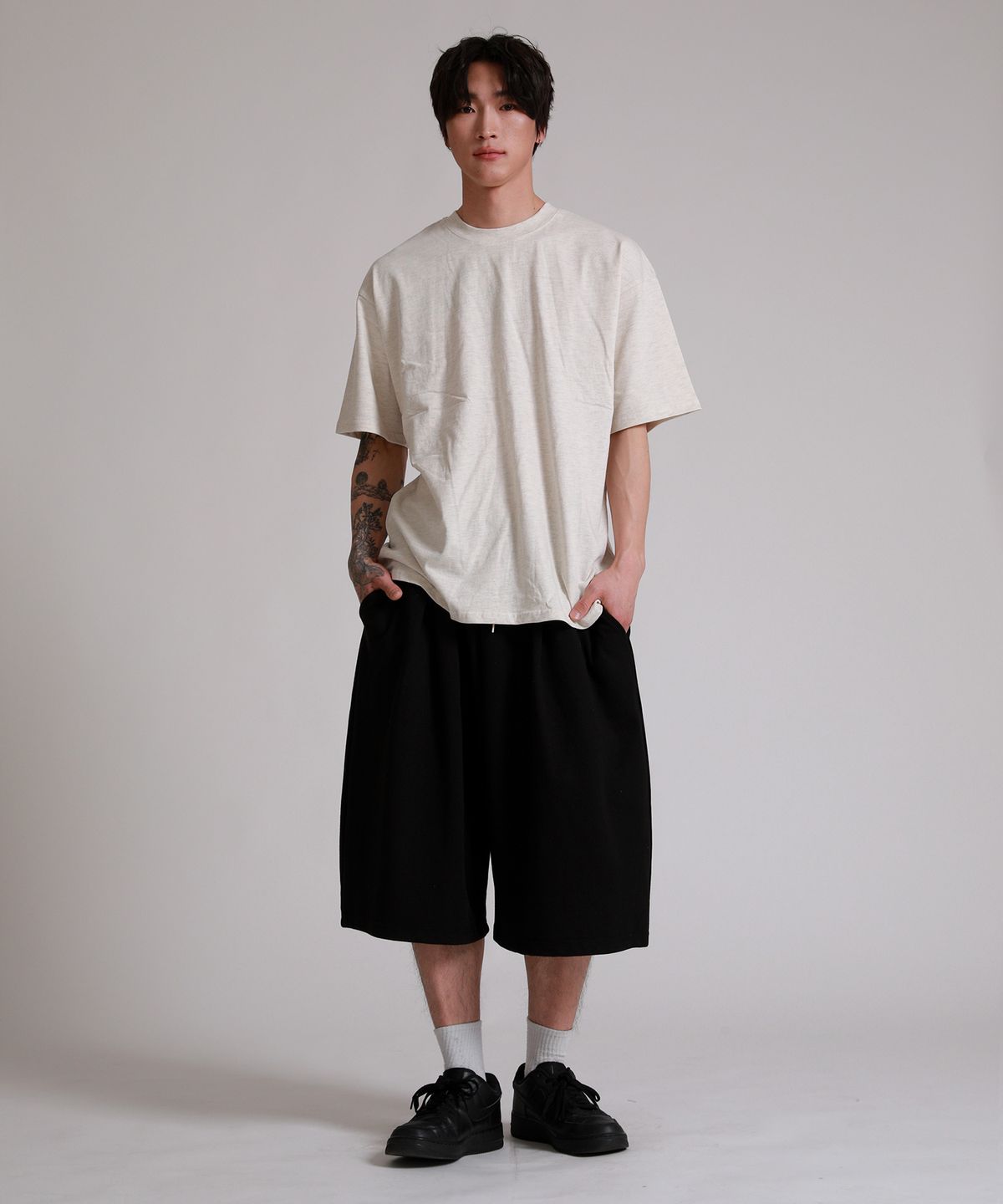 라이크더모스트(LIKE THE MOST) 원턱 더블 사이드 버뮤다 팬츠_블랙