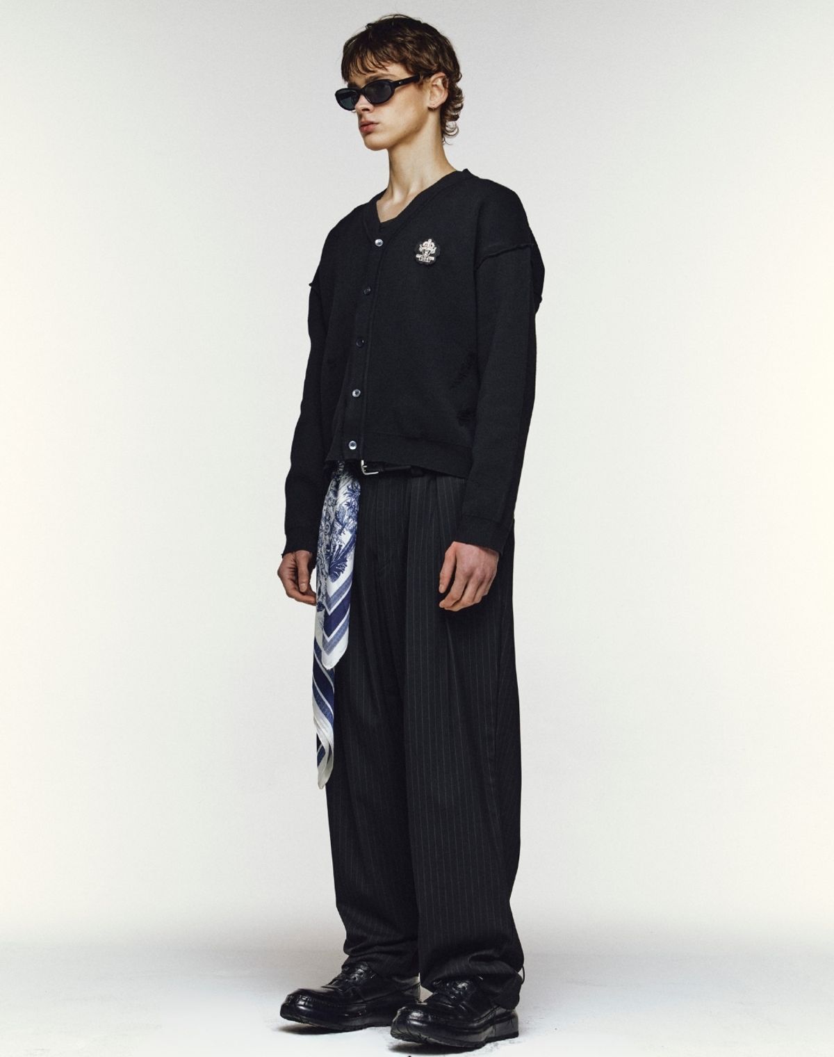 오디너리피플(ORDINARY PEOPLE) RE : HANDMADE CREST DISTRESSED CARDIGAN [BLACK]