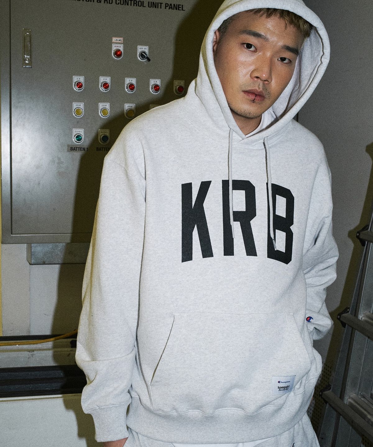 챔피온(CHAMPION) 챔피온 X 콤팩트레코드바 빅 로고 후드 티셔츠 Light Grey
