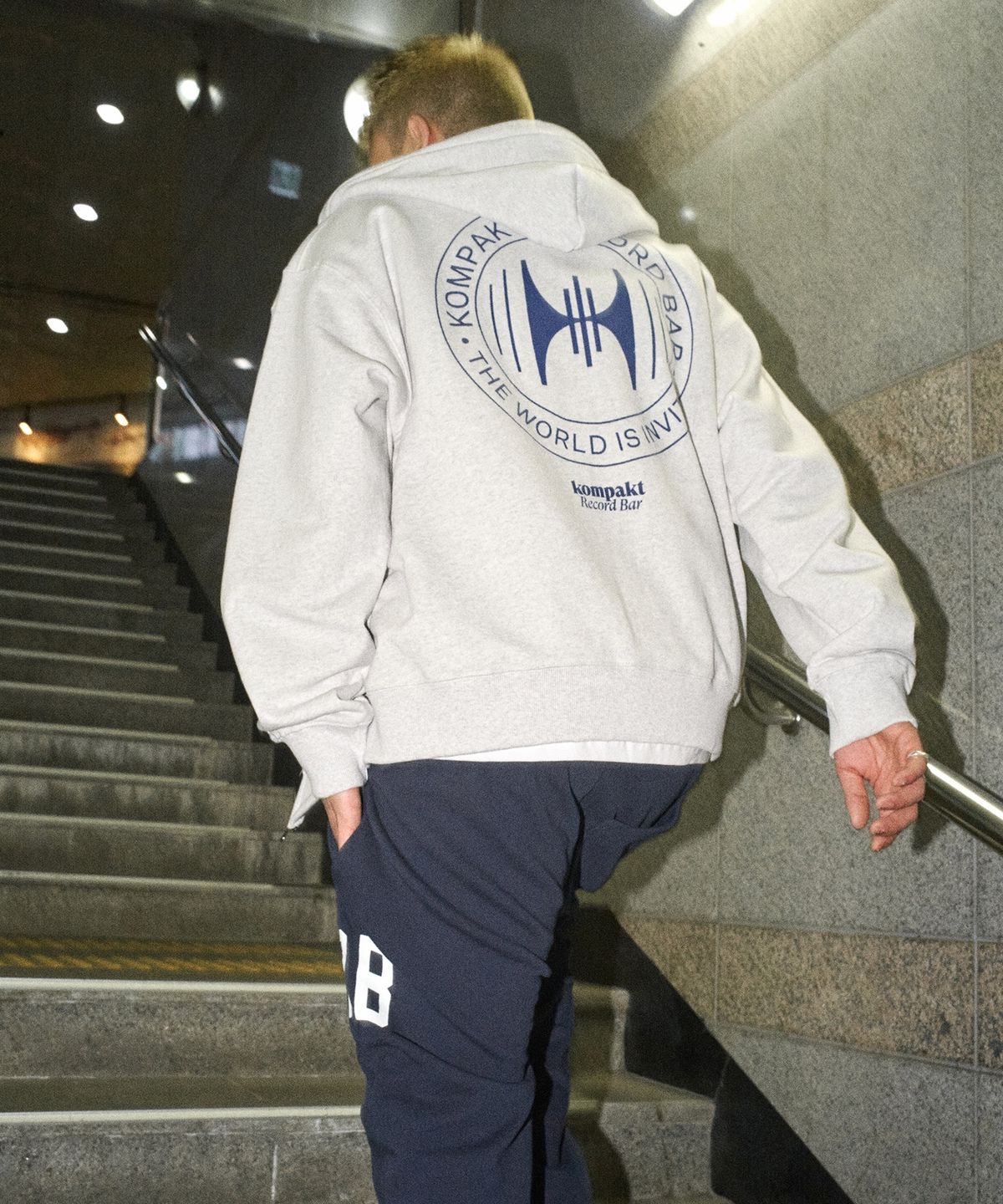 챔피온(CHAMPION) 챔피온 X 콤팩트레코드바 스피커 로고 후드 집업 Light Grey