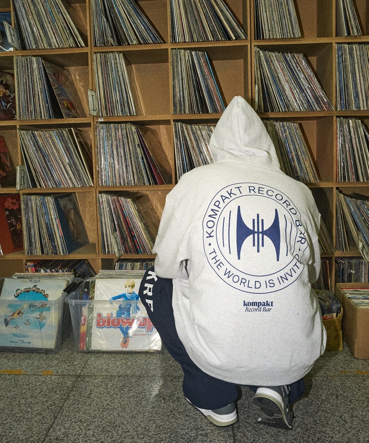 챔피온(CHAMPION) 챔피온 X 콤팩트레코드바 스피커 로고 후드 집업 Light Grey