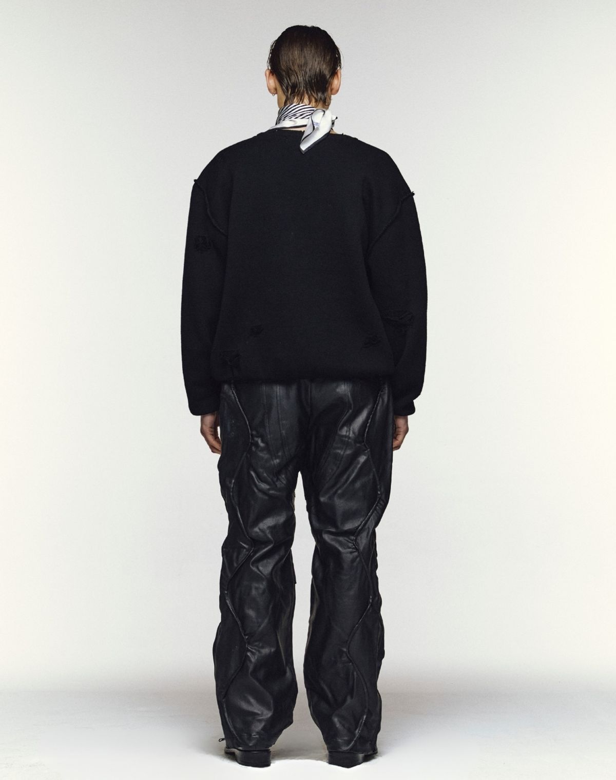 오디너리피플(ORDINARY PEOPLE) RE : HANDMADE CREST DISTRESSED ROUND KNIT [BLACK]