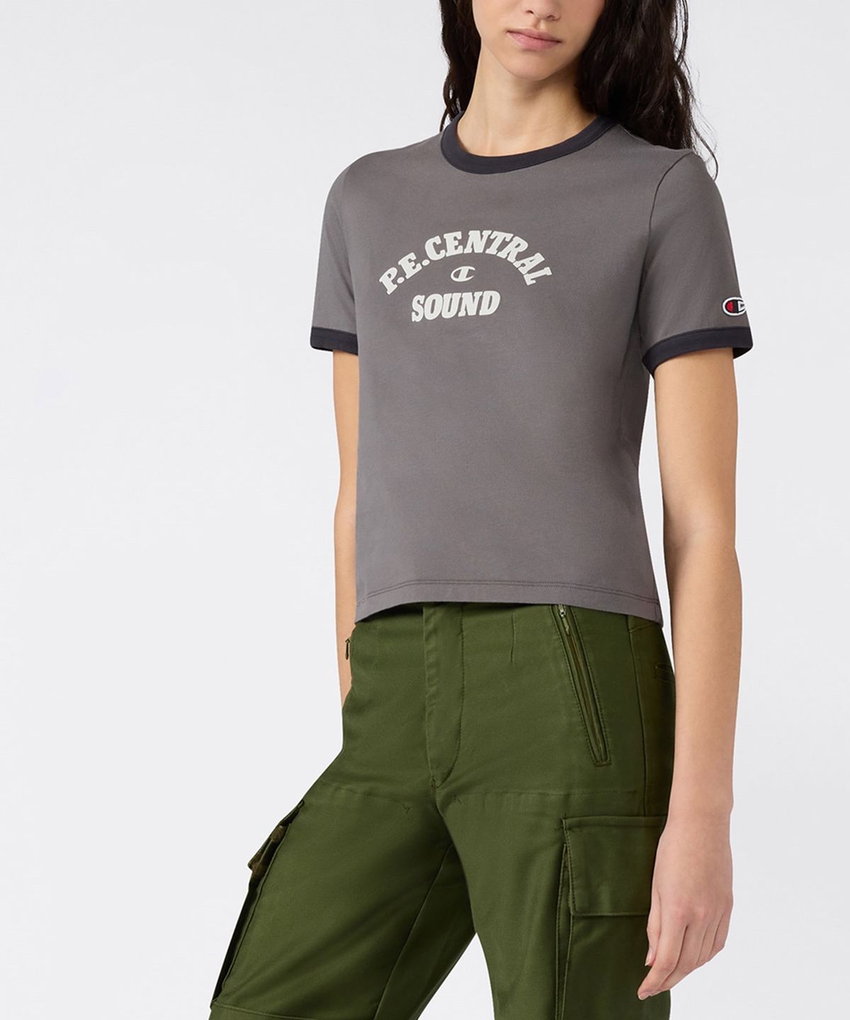 챔피온(CHAMPION) 여성 스포츠 팀 로고 크롭 링거 티셔츠 Charcoal