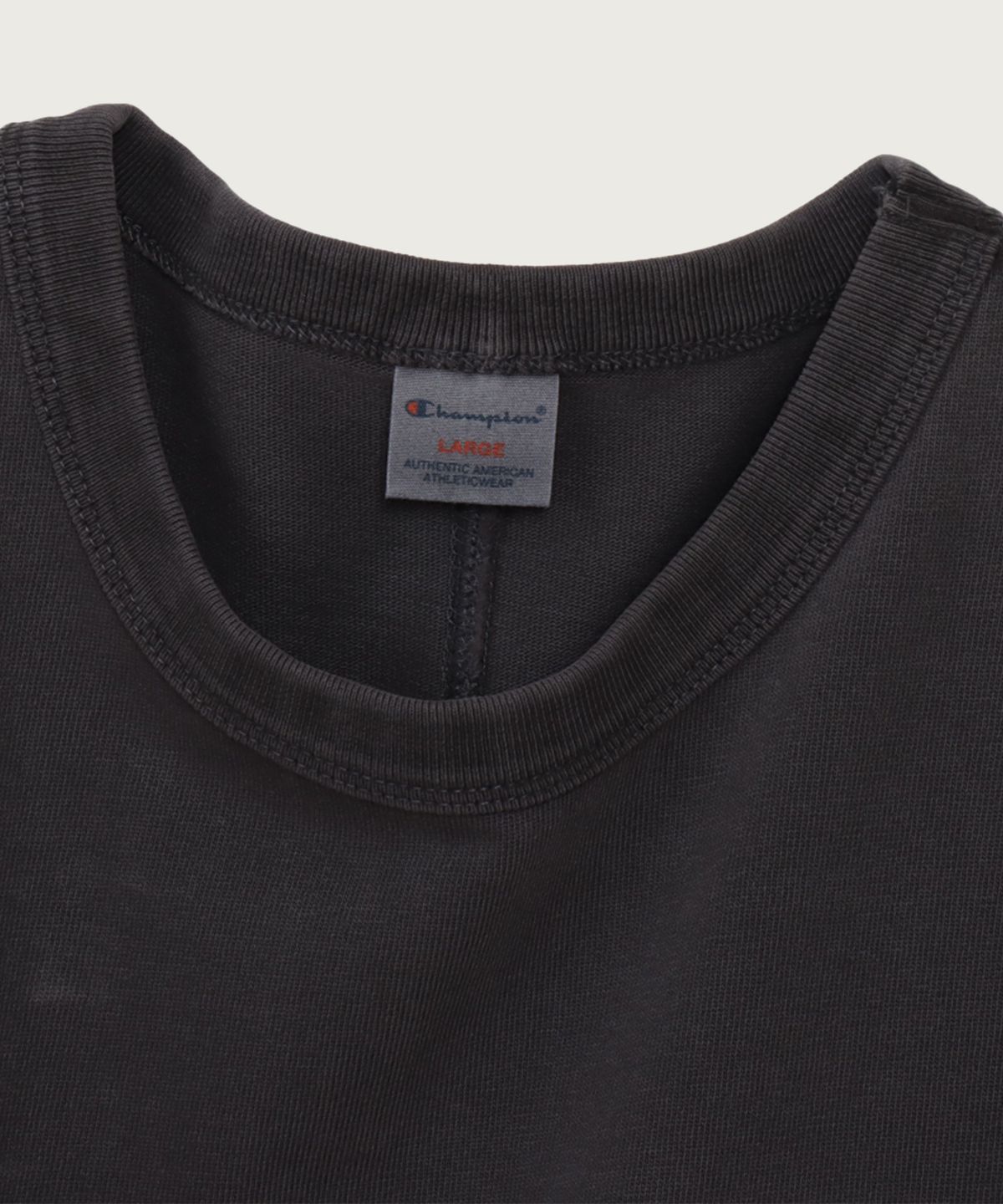 챔피온(CHAMPION) 피그먼트 다잉 포켓 반팔 티셔츠 Off Black