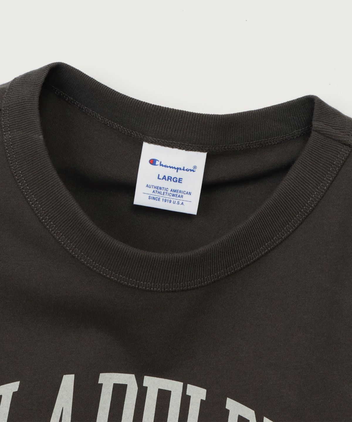 챔피온(CHAMPION) 베이직 가먼트워싱 아치 그래픽 티셔츠 Off Black