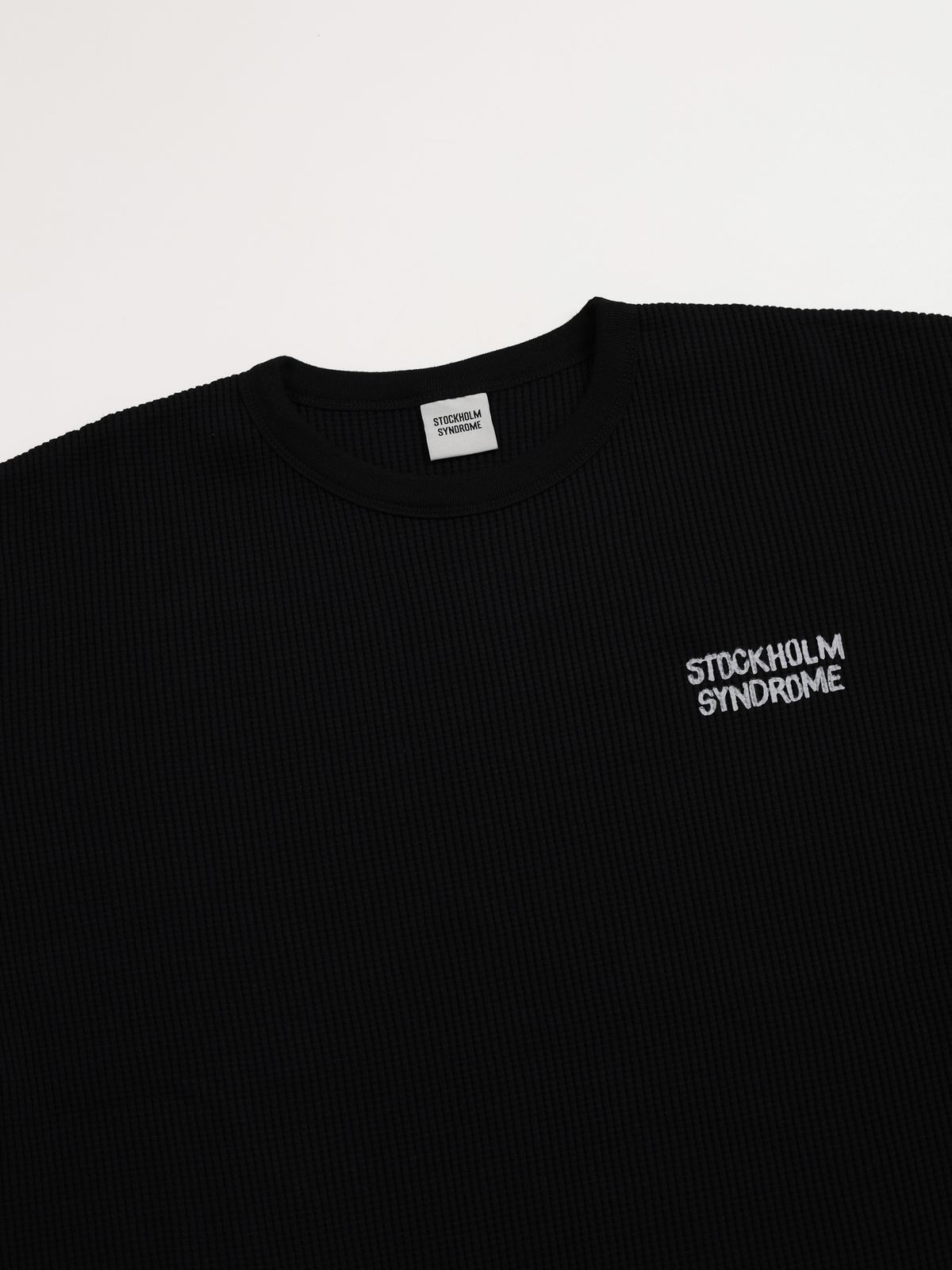 스톡홀름 신드롬(STOCKHOLM SYNDROME) 리얼 라이프 와플 LS 티 - 블랙