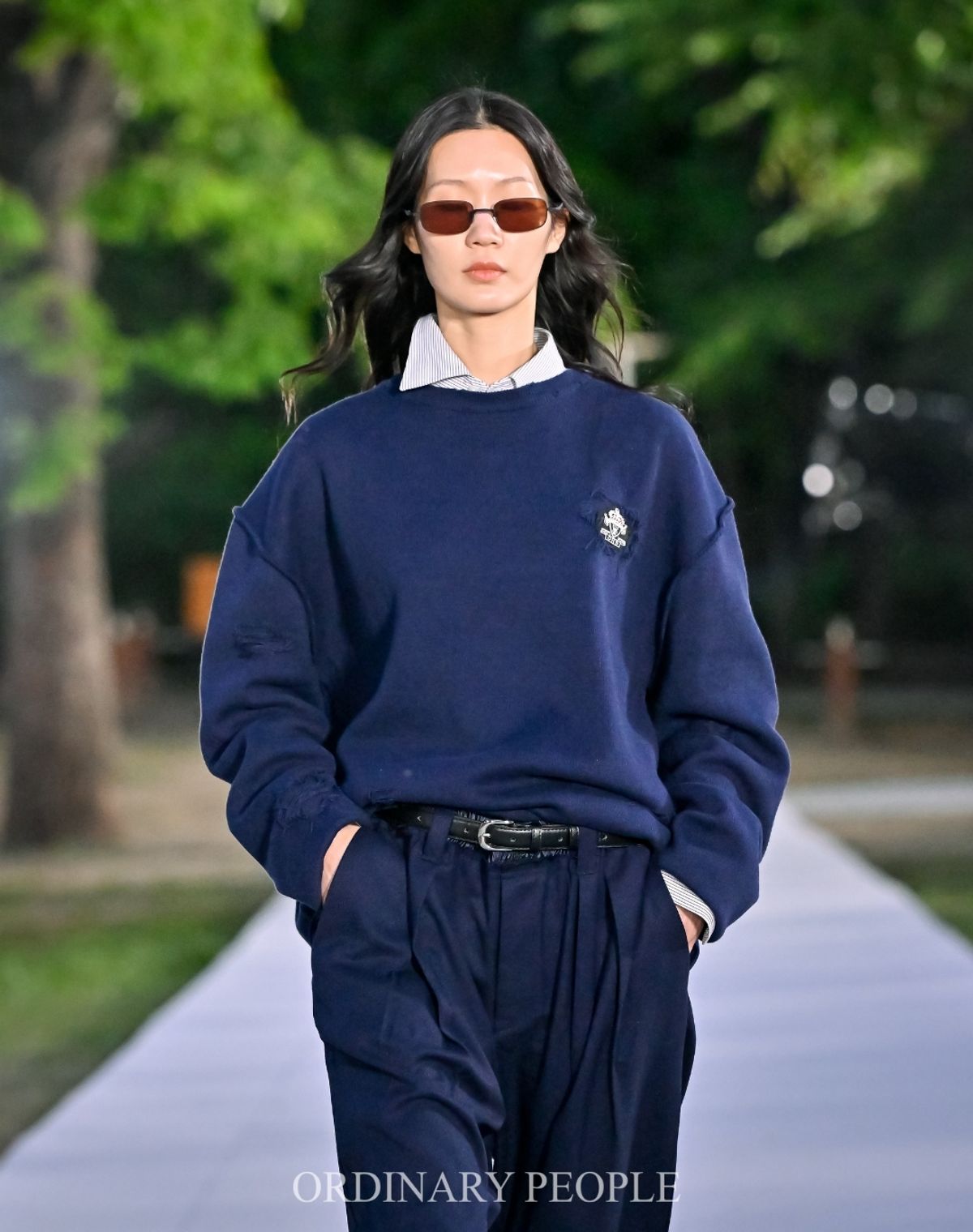 오디너리피플(ORDINARY PEOPLE) RE : HANDMADE CREST DISTRESSED ROUND KNIT [NAVY]