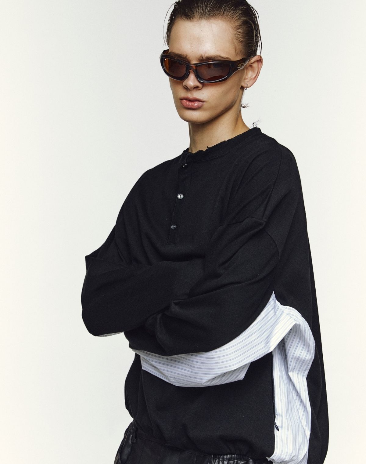 오디너리피플(ORDINARY PEOPLE) RE : RECONSTRUCTED STRIPE PANEL HENLEY [BLACK]