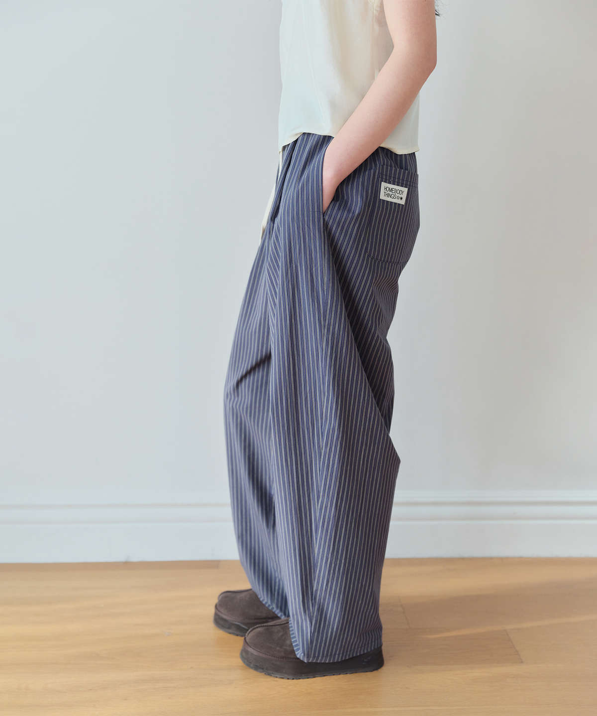 홈바디띵즈(HOMEBODY THINGS) Stripe Pin-Tuck Pants (NAVY)