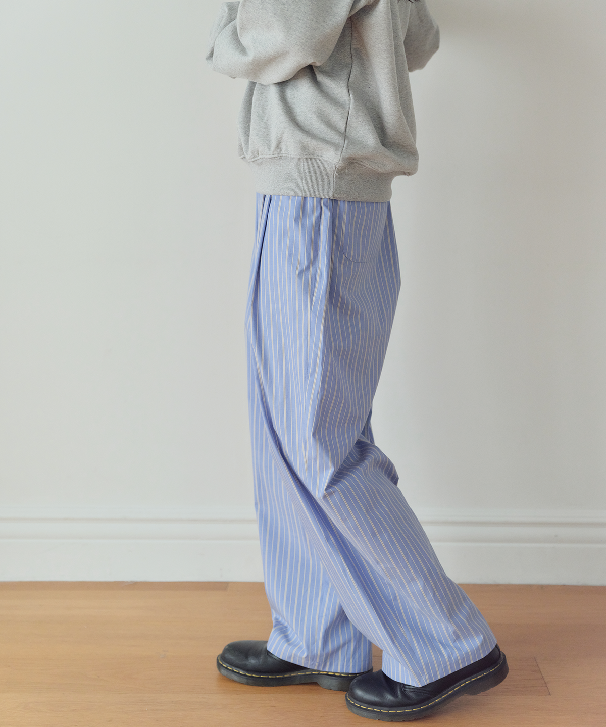 홈바디띵즈(HOMEBODY THINGS) Stripe Pin-Tuck Pants (SKY BLUE)