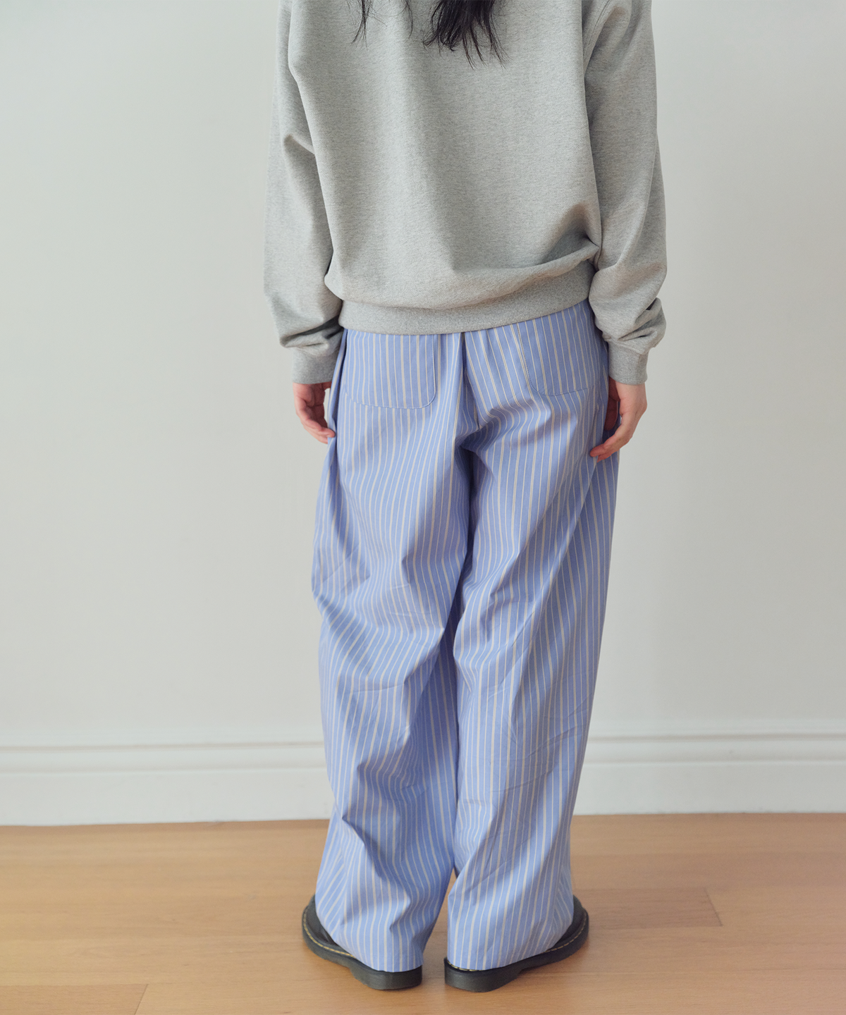 홈바디띵즈(HOMEBODY THINGS) Stripe Pin-Tuck Pants (SKY BLUE)