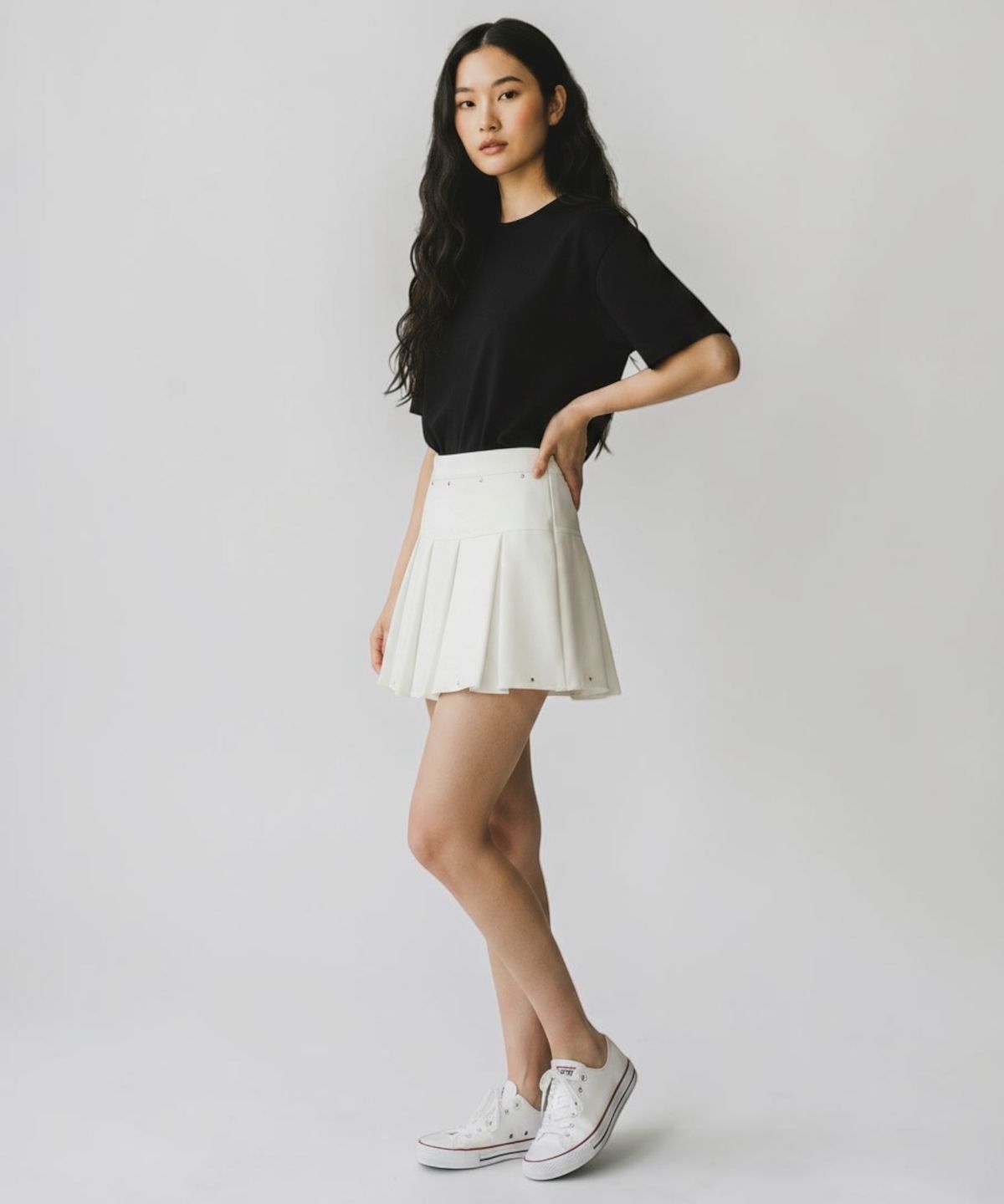 본슬리피(BORN SLIPPY) Crystal Stud Pleated Mini Skirt (Ivory)