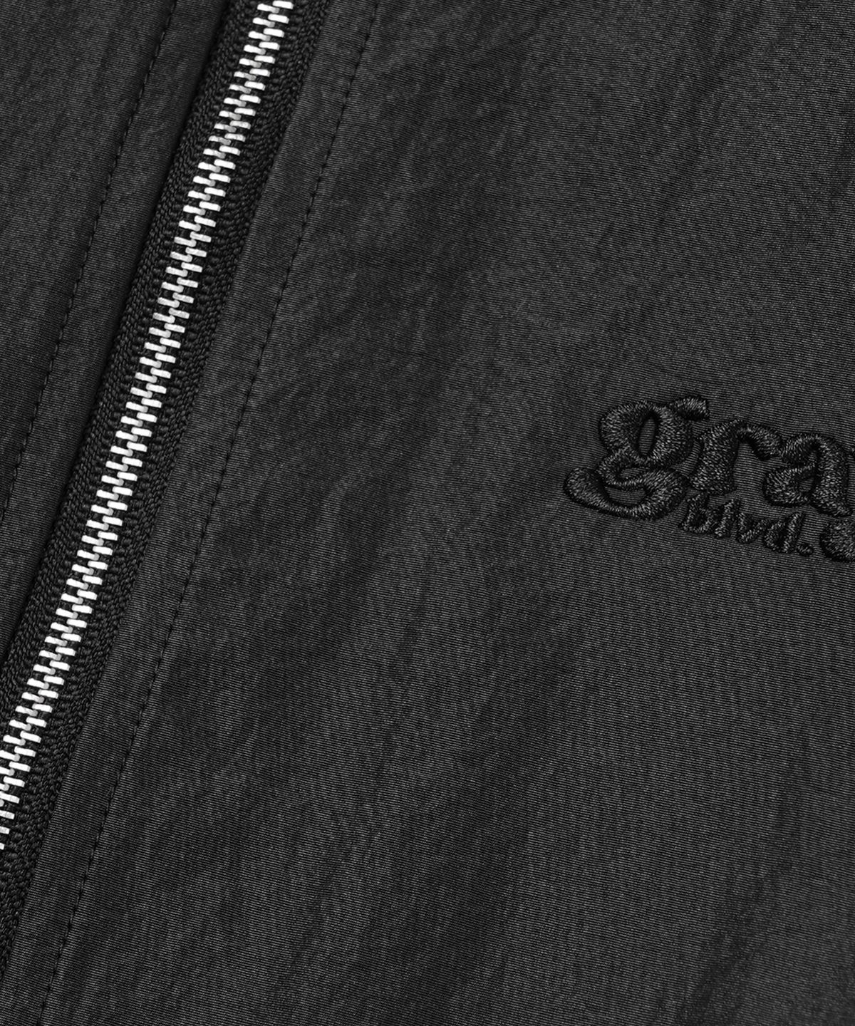 그레이블러밧(GRAYBLVD) 멜로우 글로시 바람막이 자켓 (블랙)