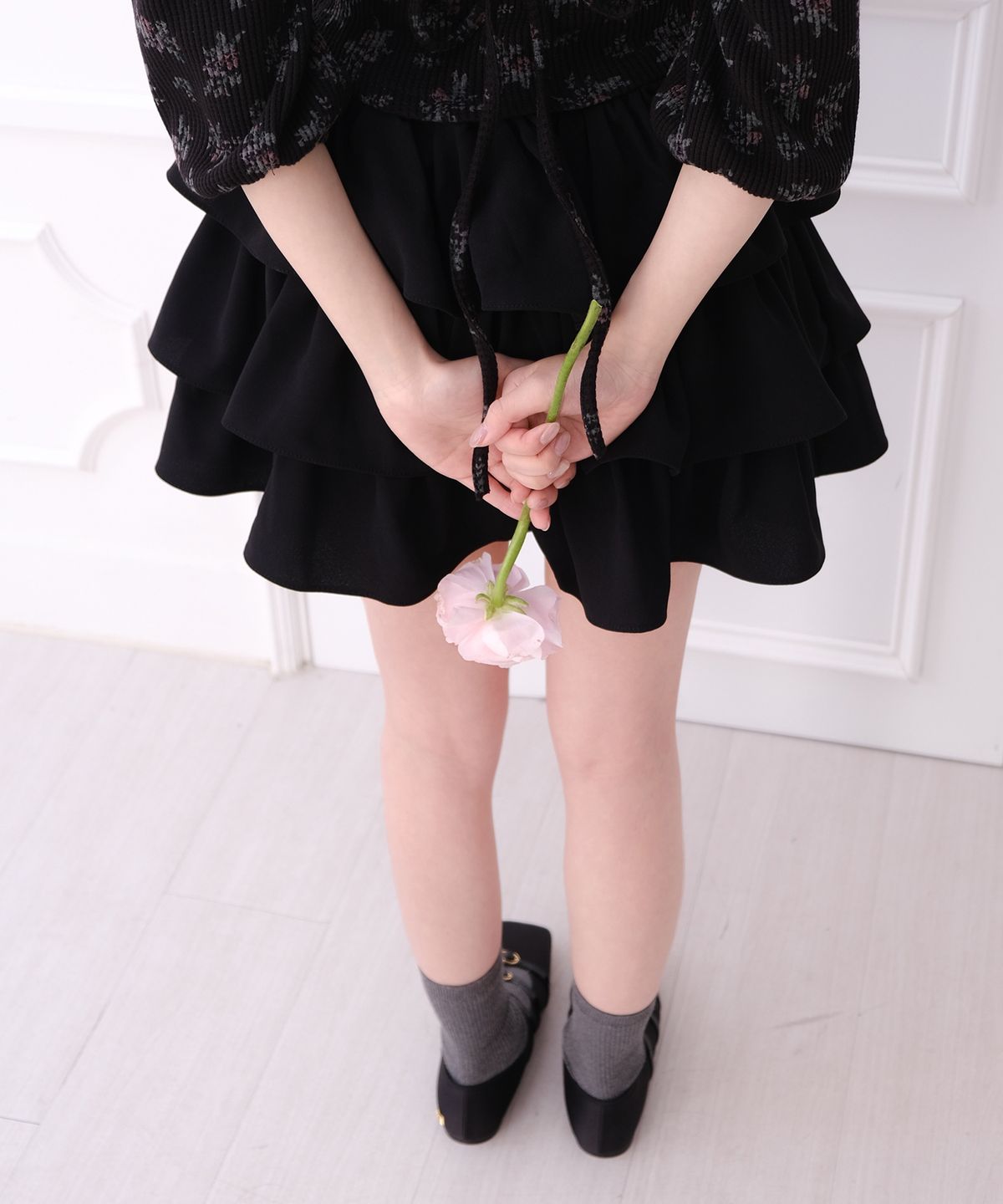 아이씨에(ISEEAE) Volume Tiered Skirt (Black)