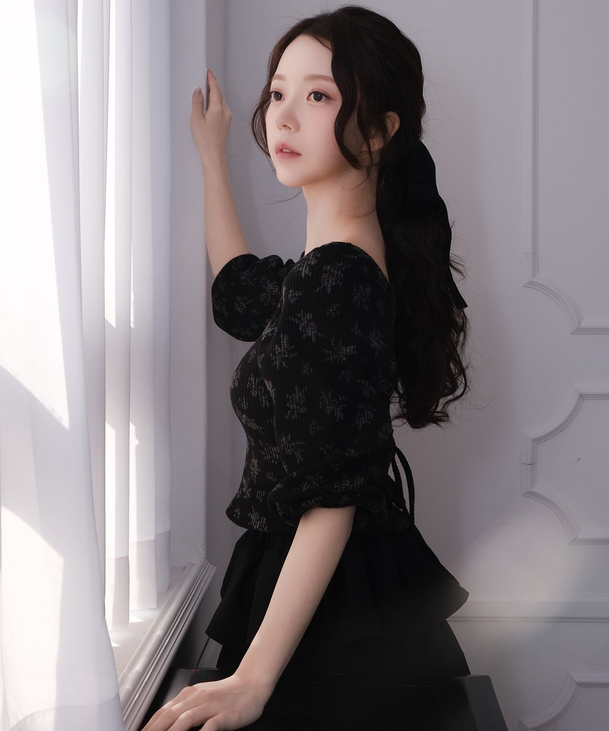 아이씨에(ISEEAE) Volume Tiered Skirt (Black)