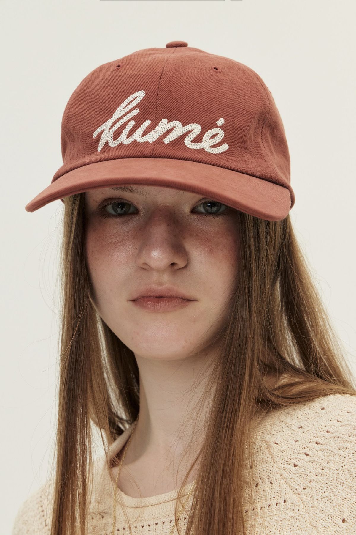 쿠메(KUMÉ) Chain Logo Vintage Ball Cap, Brick