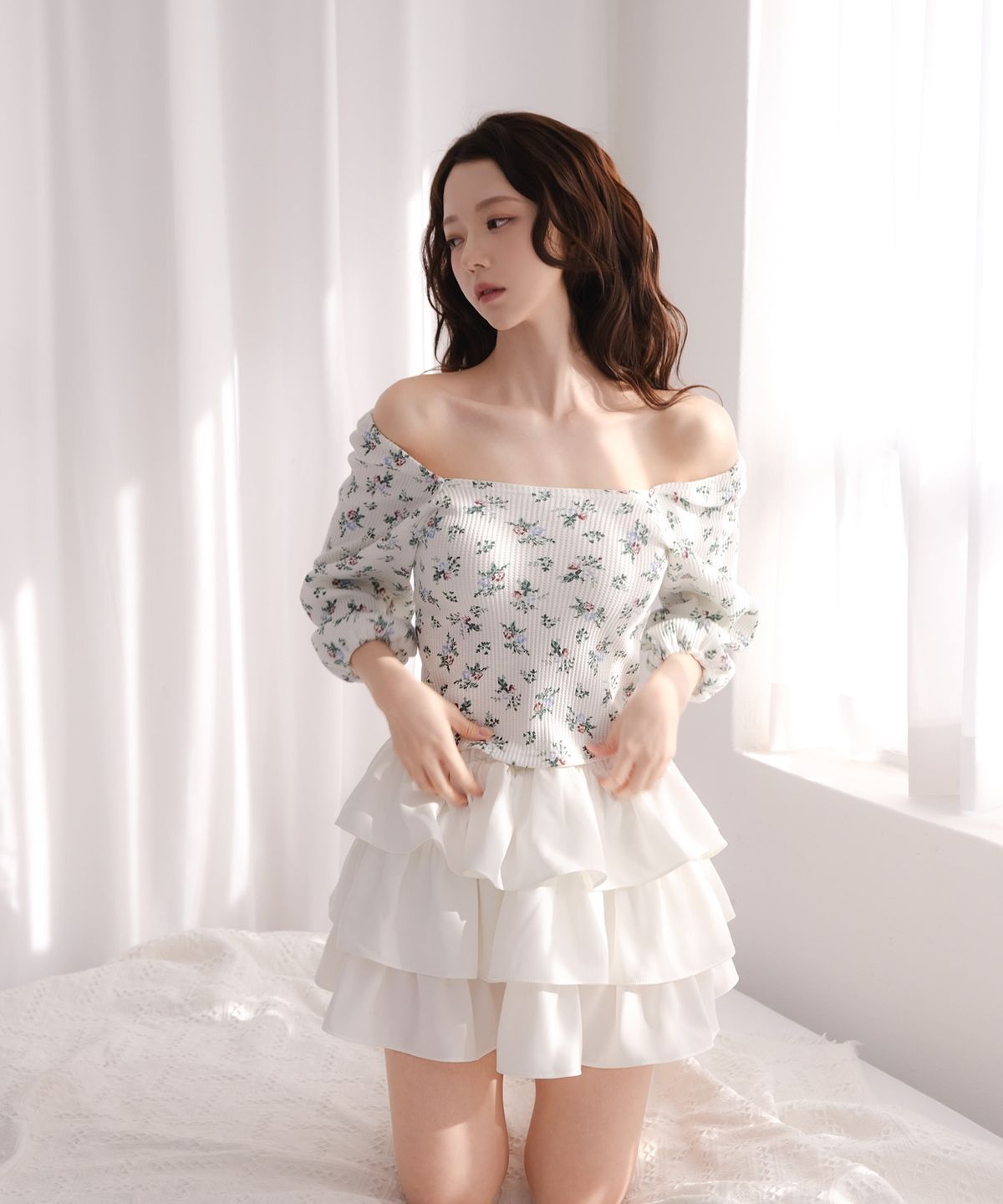 아이씨에(ISEEAE) Volume Tiered Skirt (White)
