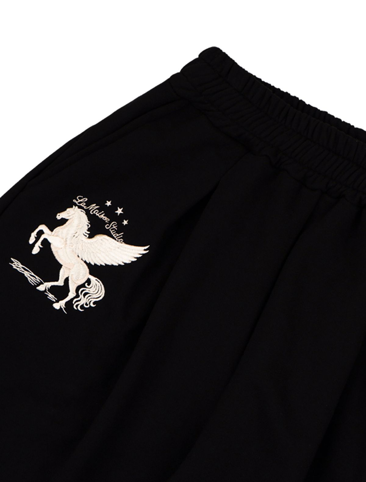 라 메종 스튜디오(LA MAISON STUDIO) PEGASUS ONE TUCK CURVED SWEAT PANTS BLACK(FCG1PT690M)