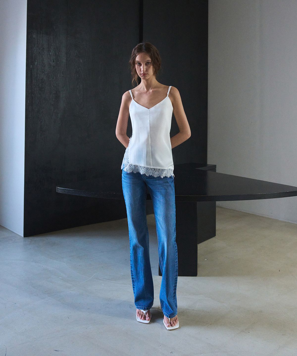 리이(RE RHEE) FRONT CREASED DENIM PANTS MID BLUE