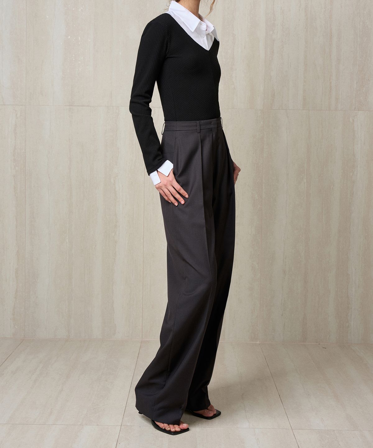 리이(RE RHEE) PINTUCKED BALLOON TROUSERS DARK GRAY