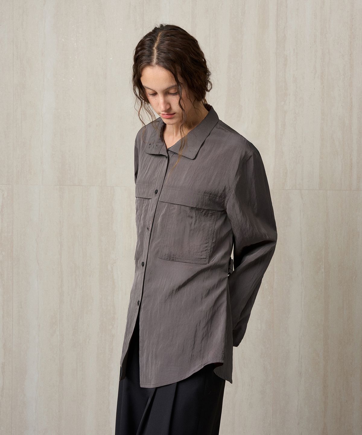 리이(RE RHEE) HIGH NECK BELTED SHIRT CHARCOAL