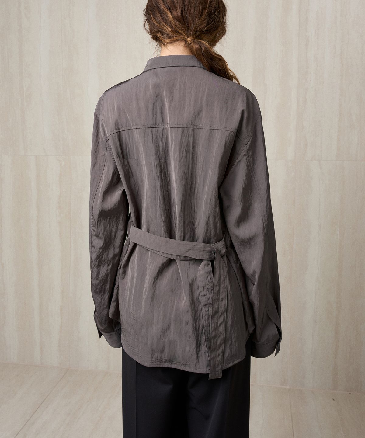 리이(RE RHEE) HIGH NECK BELTED SHIRT CHARCOAL