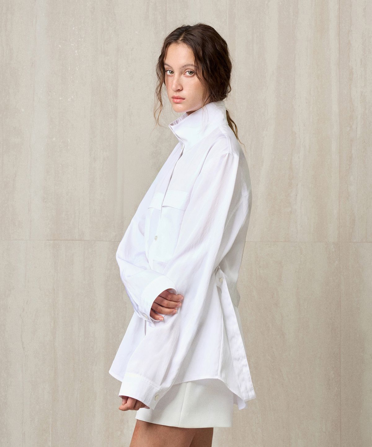 리이(RE RHEE) HIGH NECK BELTED SHIRT WHITE