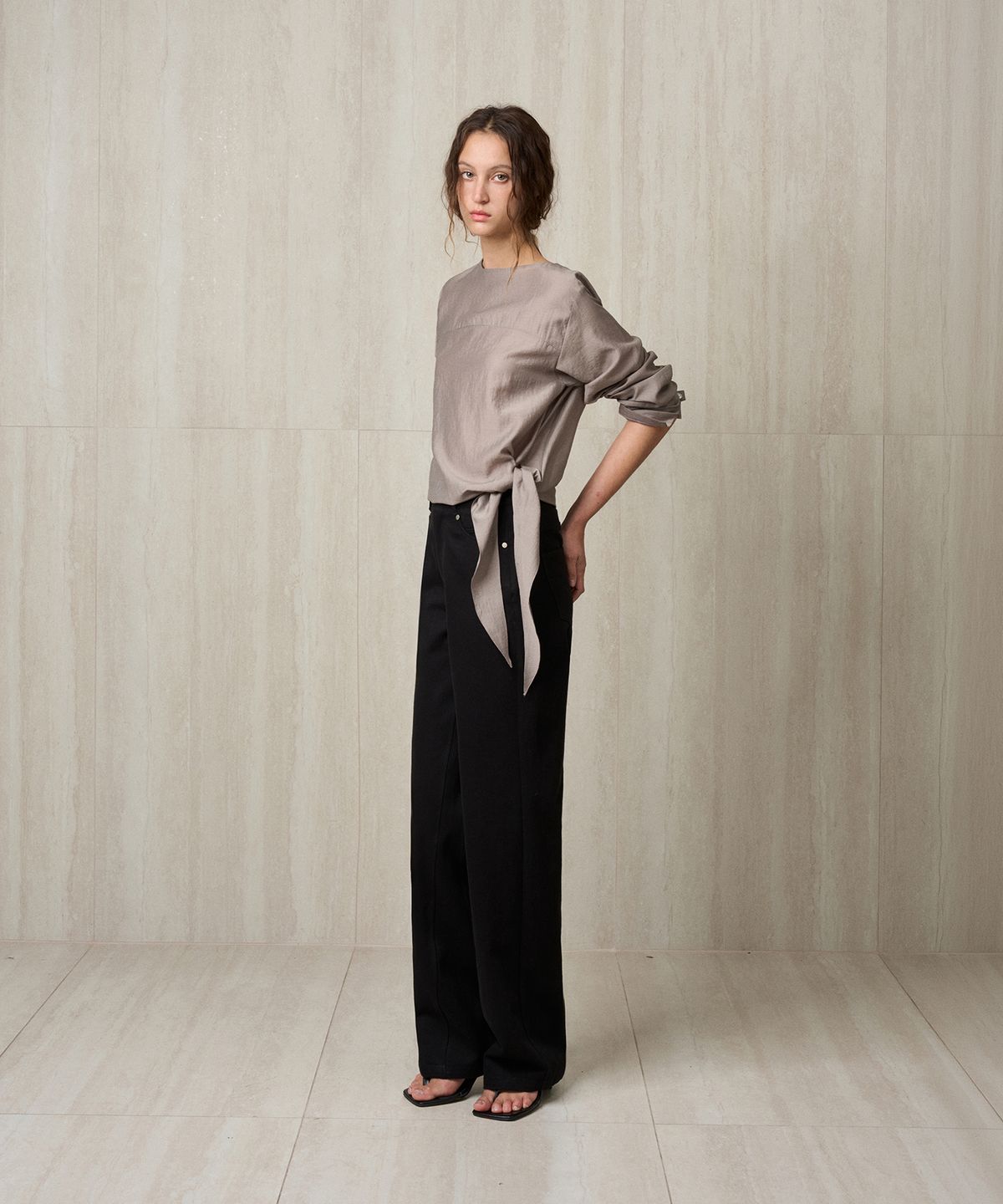 리이(RE RHEE) SIDE TIE BLOUSE CHARCOAL