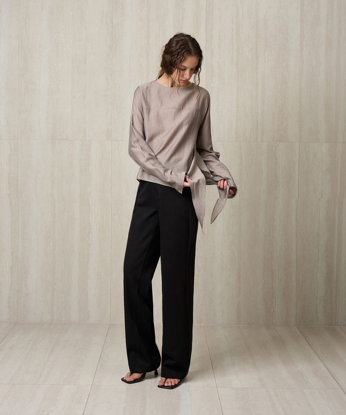 리이(RE RHEE) SIDE TIE BLOUSE CHARCOAL