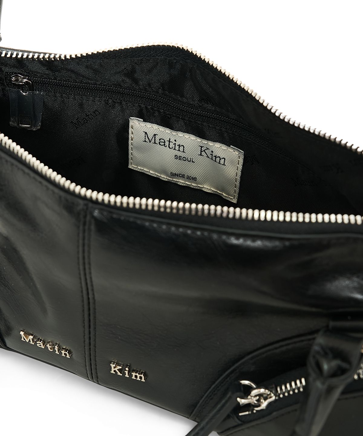 마뗑킴(MATIN KIM) CURVE ZIP BAGUETTE BAG IN BLACK
