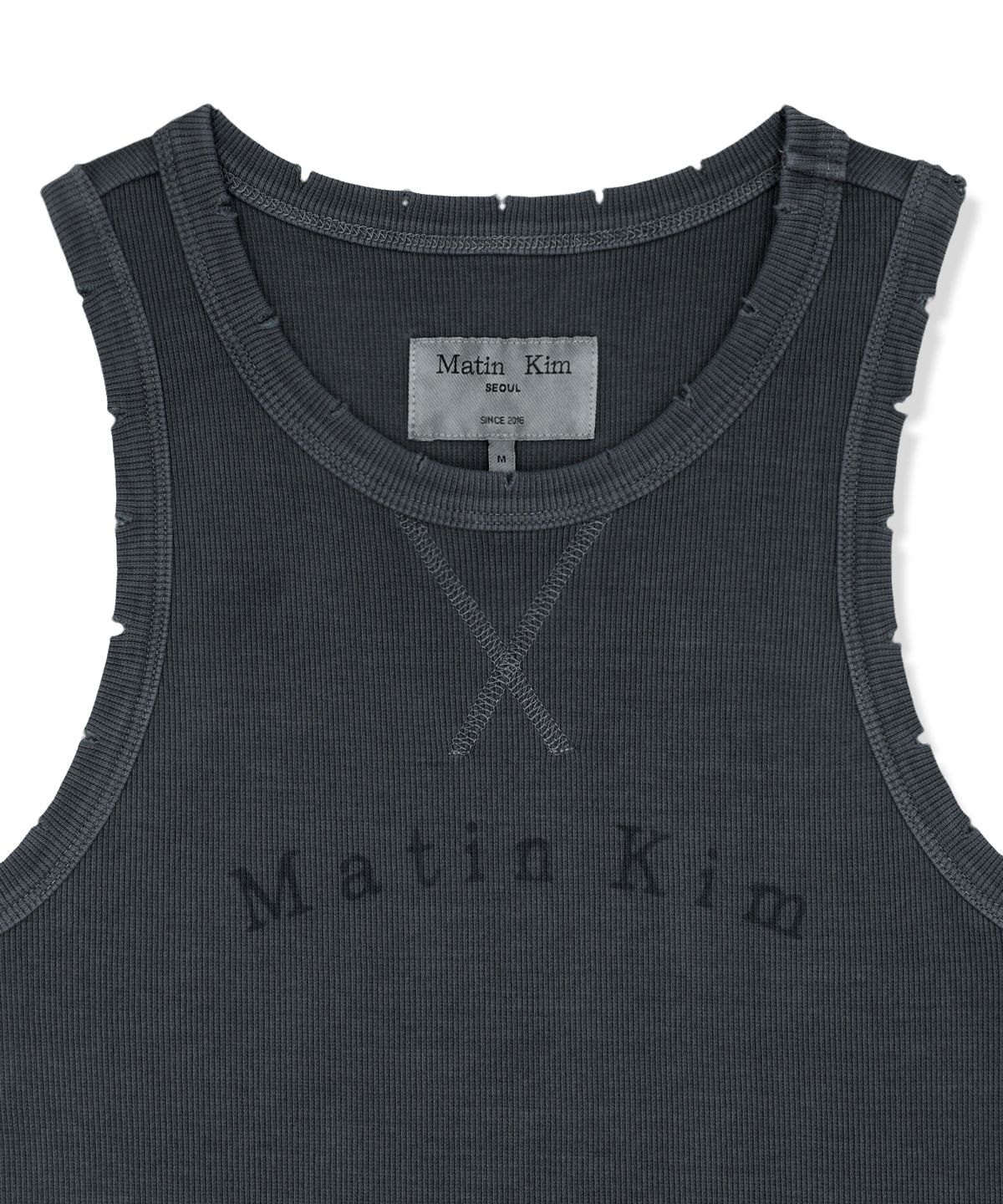 마뗑킴(MATIN KIM) DISTRESSED SLEEVELESS LOGO TOP IN CHARCOAL