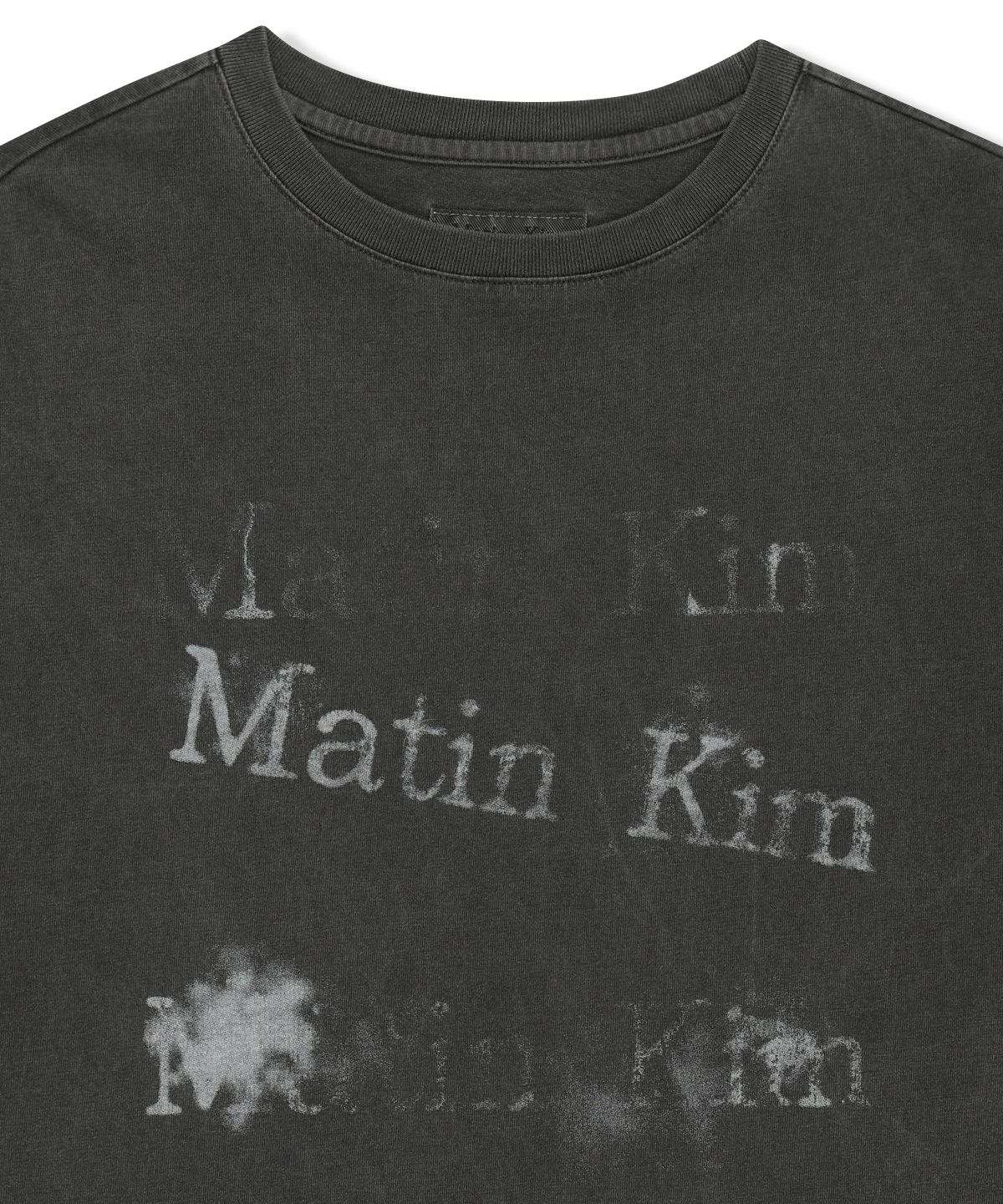 마뗑킴(MATIN KIM) PIGMENT GRAFFITI LOGO TOP IN CHARCOAL