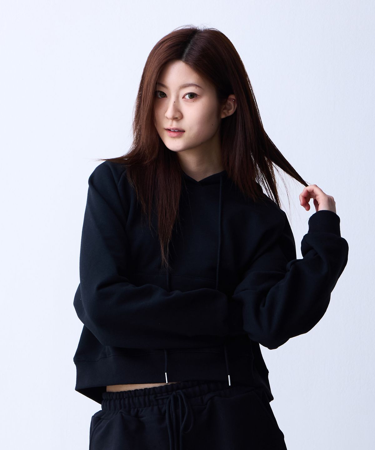크러쉬 스타일(CRUSHST) 슬림라인 크롭 스웻 나그랑 후디 블랙