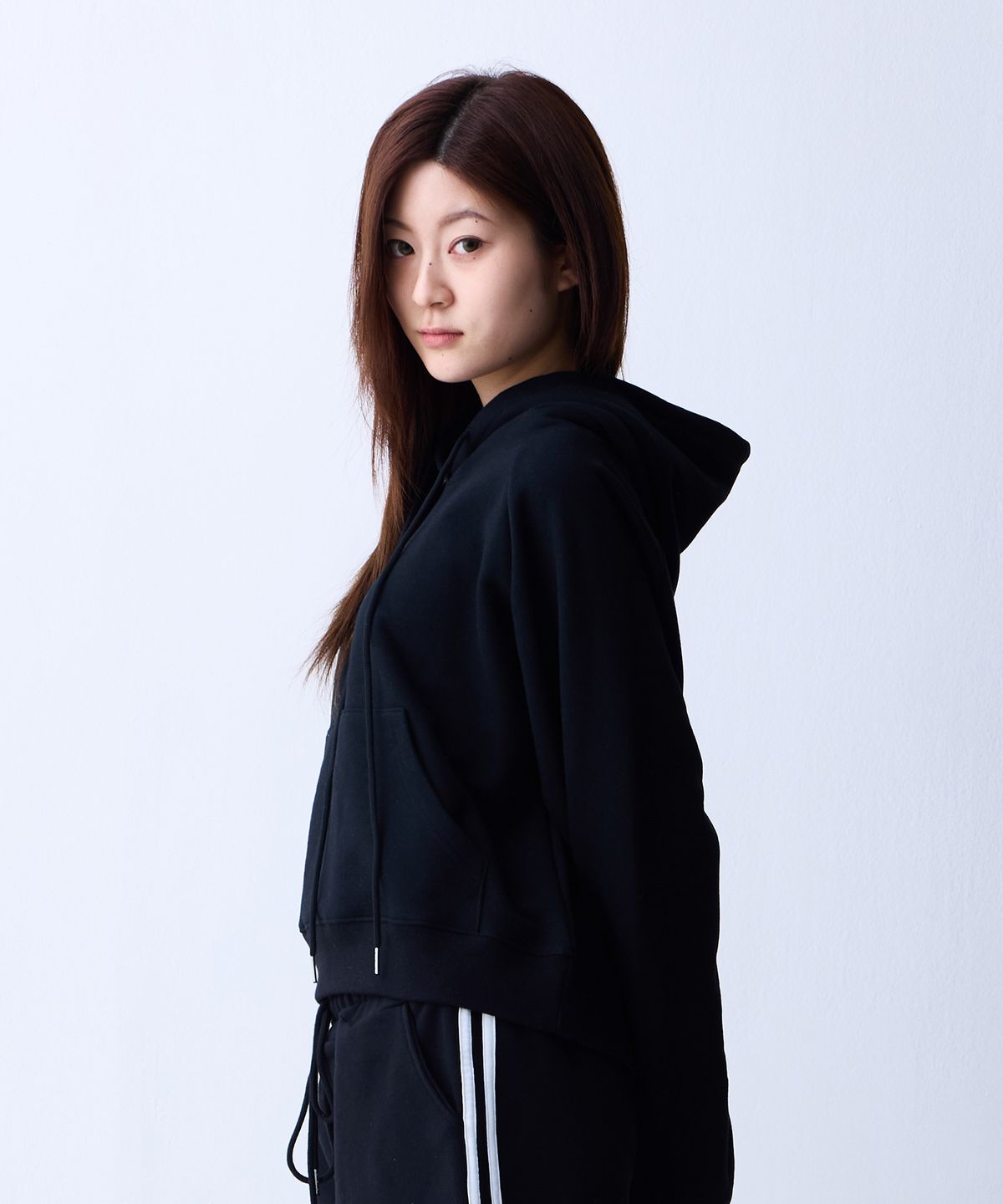 크러쉬 스타일(CRUSHST) 슬림라인 크롭 스웻 나그랑 후디 블랙