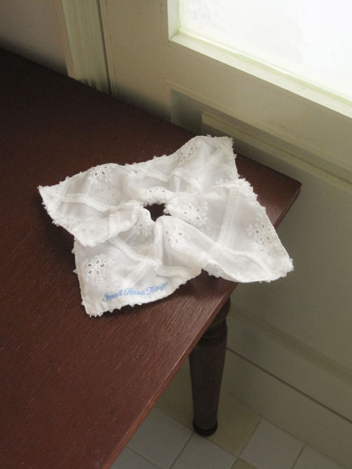 둥그런(DUNGEUREON) Hanky Scrunchie