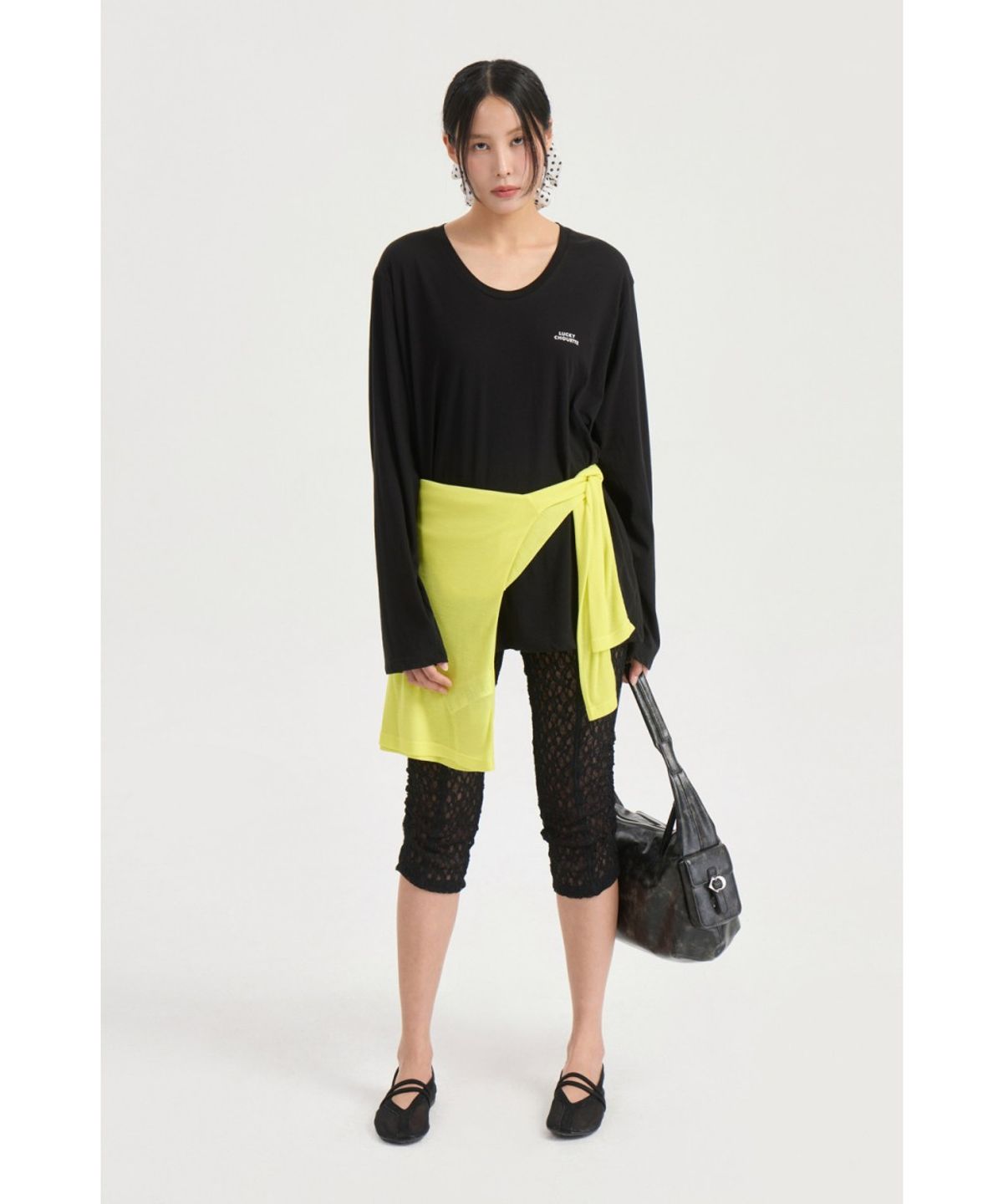 럭키슈에뜨(LUCKY CHOUETTE) U Neck Loose Fit Long Sleeve T-shirt (black) LFTAX25465BKX