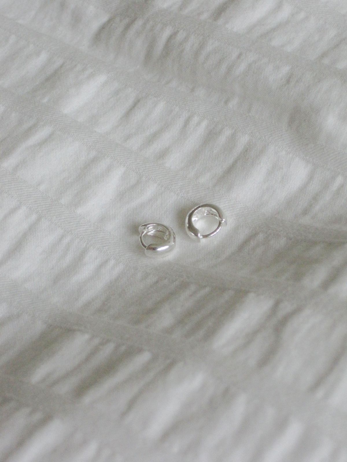 둥그런(DUNGEUREON) [925 Silver] Drew Bold Earrings
