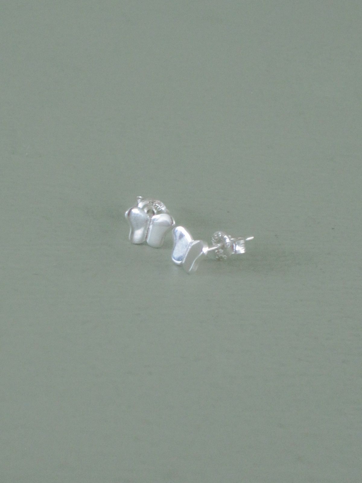 둥그런(DUNGEUREON) [925 Silver] Butterfly Earrings