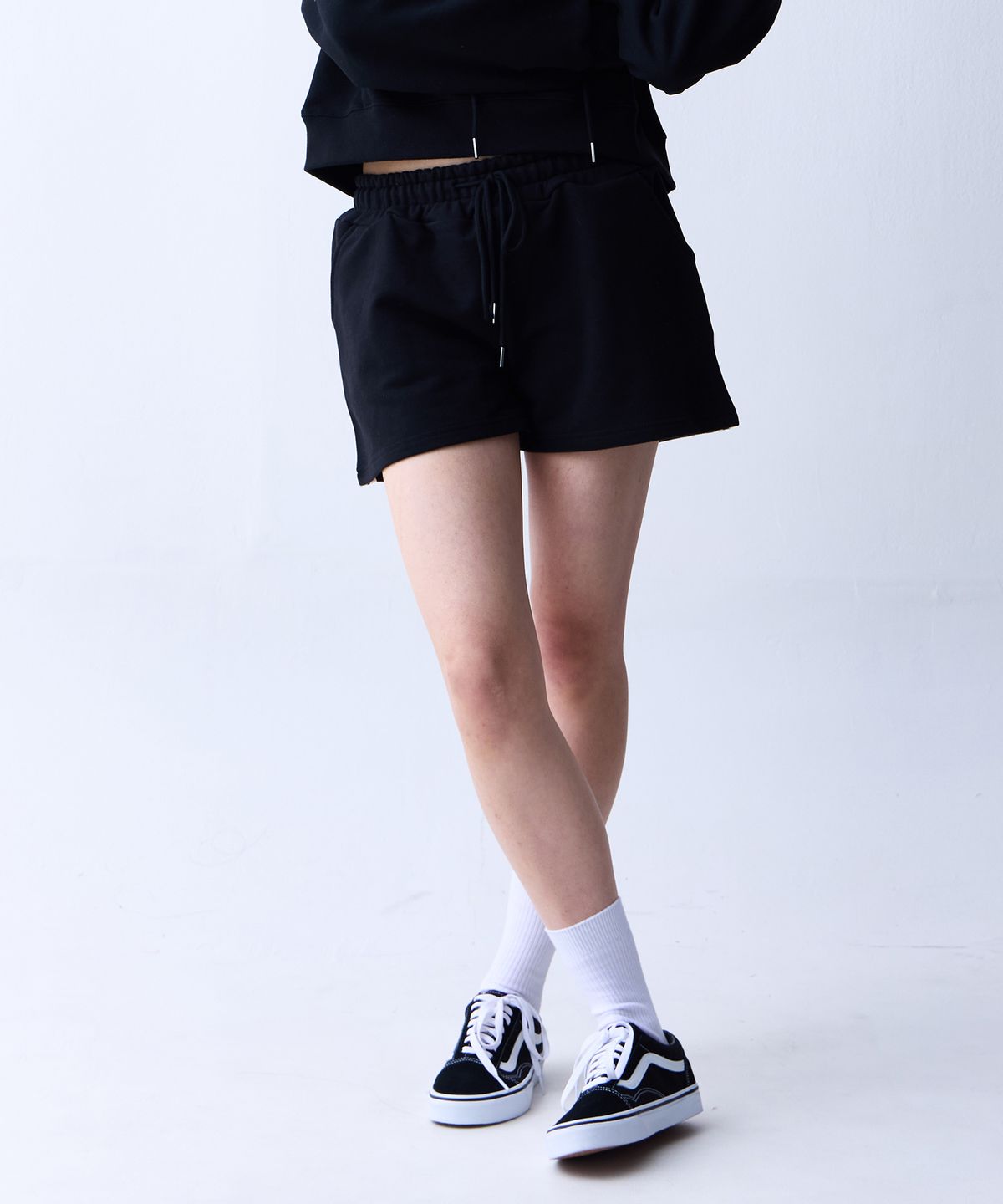 크러쉬 스타일(CRUSHST) 슬림 스트라이프 스웻 쇼츠 블랙