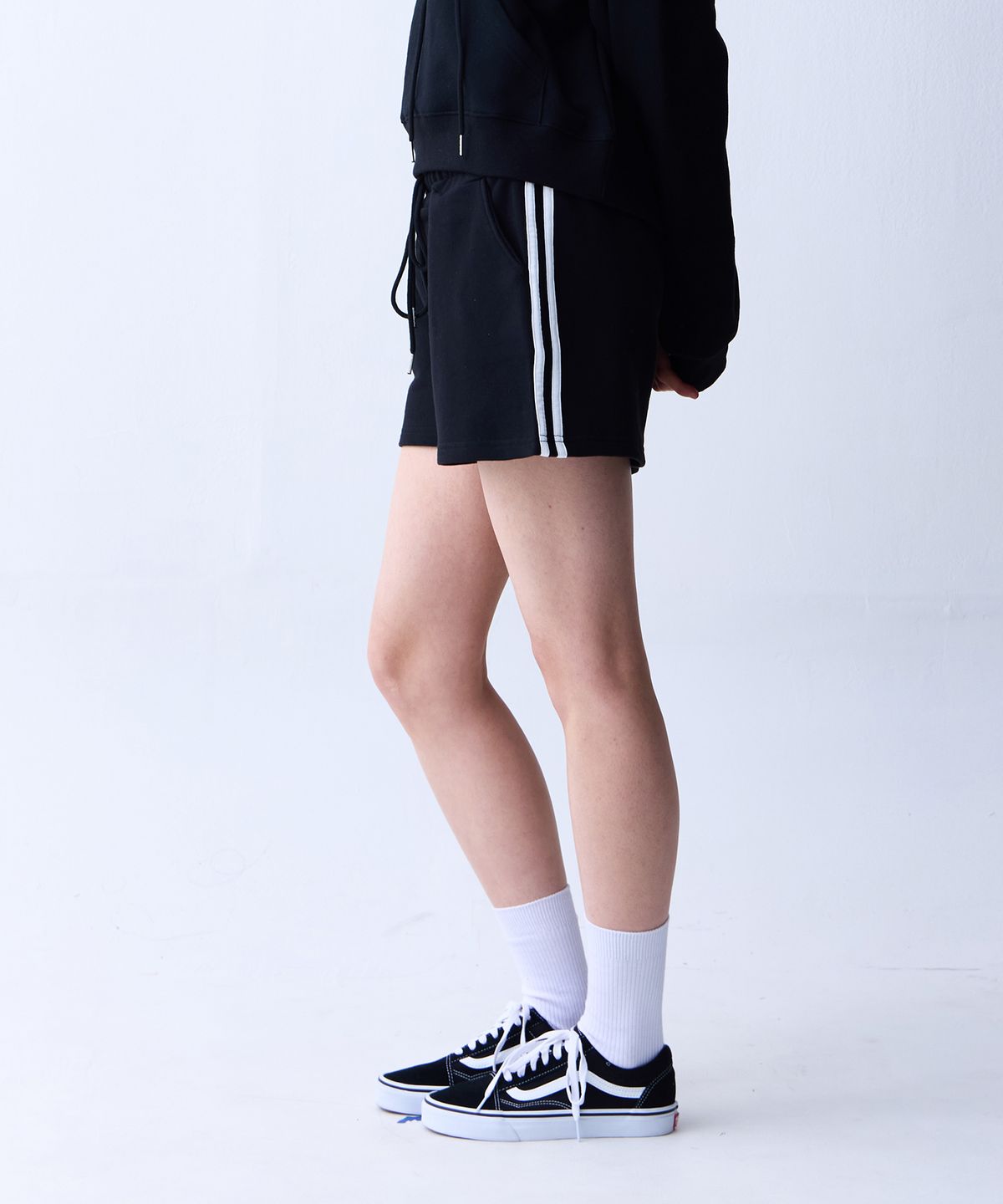 크러쉬 스타일(CRUSHST) 슬림 스트라이프 스웻 쇼츠 블랙
