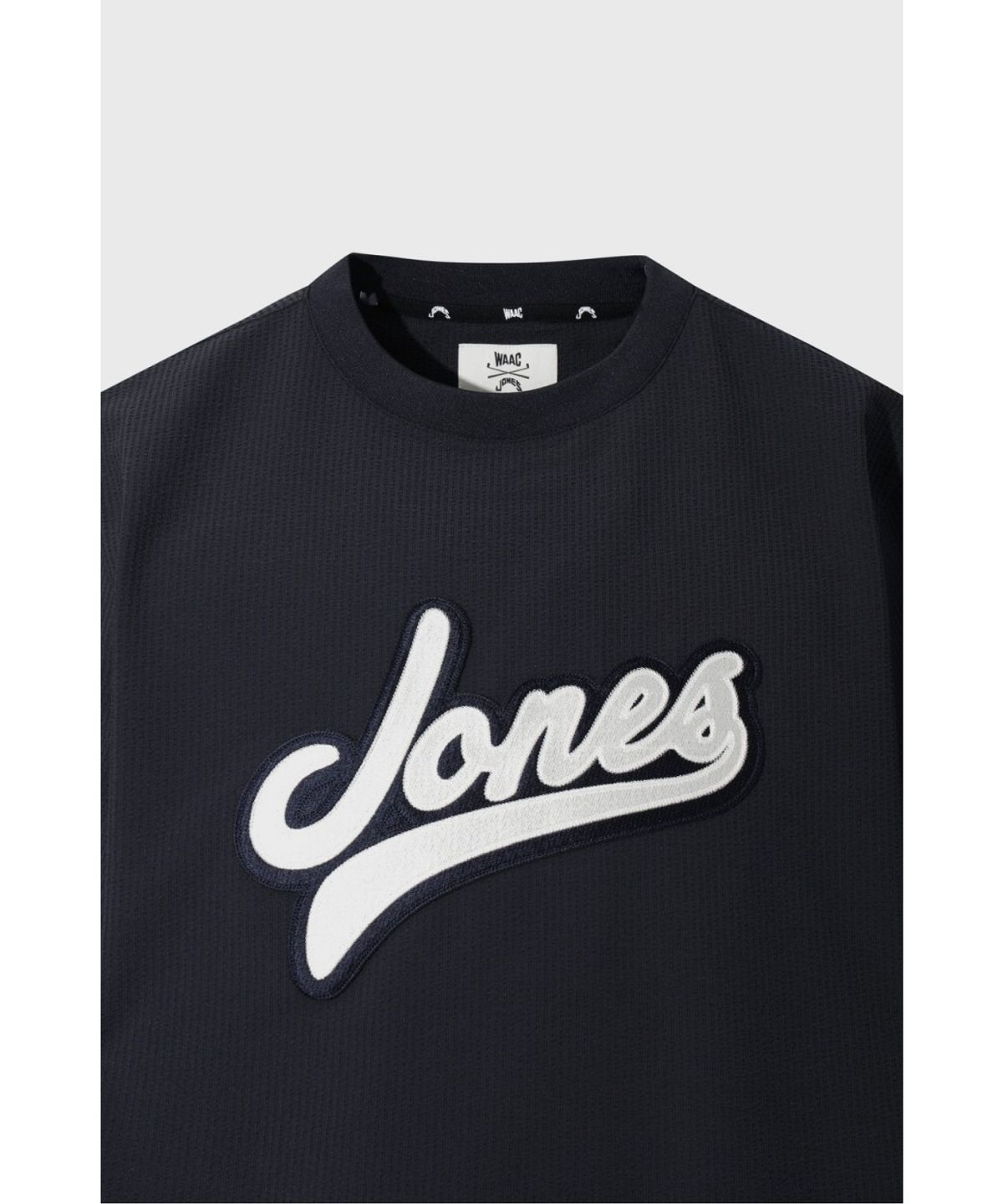 왁(WAAC) [WAAC X JONES] Men s Curved Logo Seersucker Pullover WMTCM26471NYD