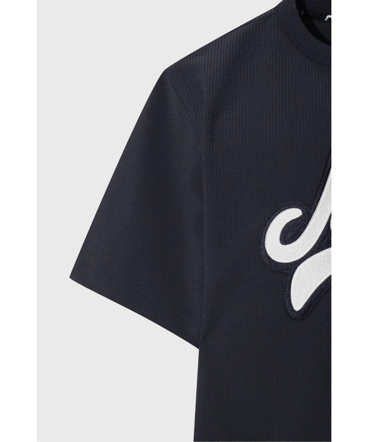 왁(WAAC) [WAAC X JONES] Men s Curved Logo Seersucker Pullover WMTCM26471NYD