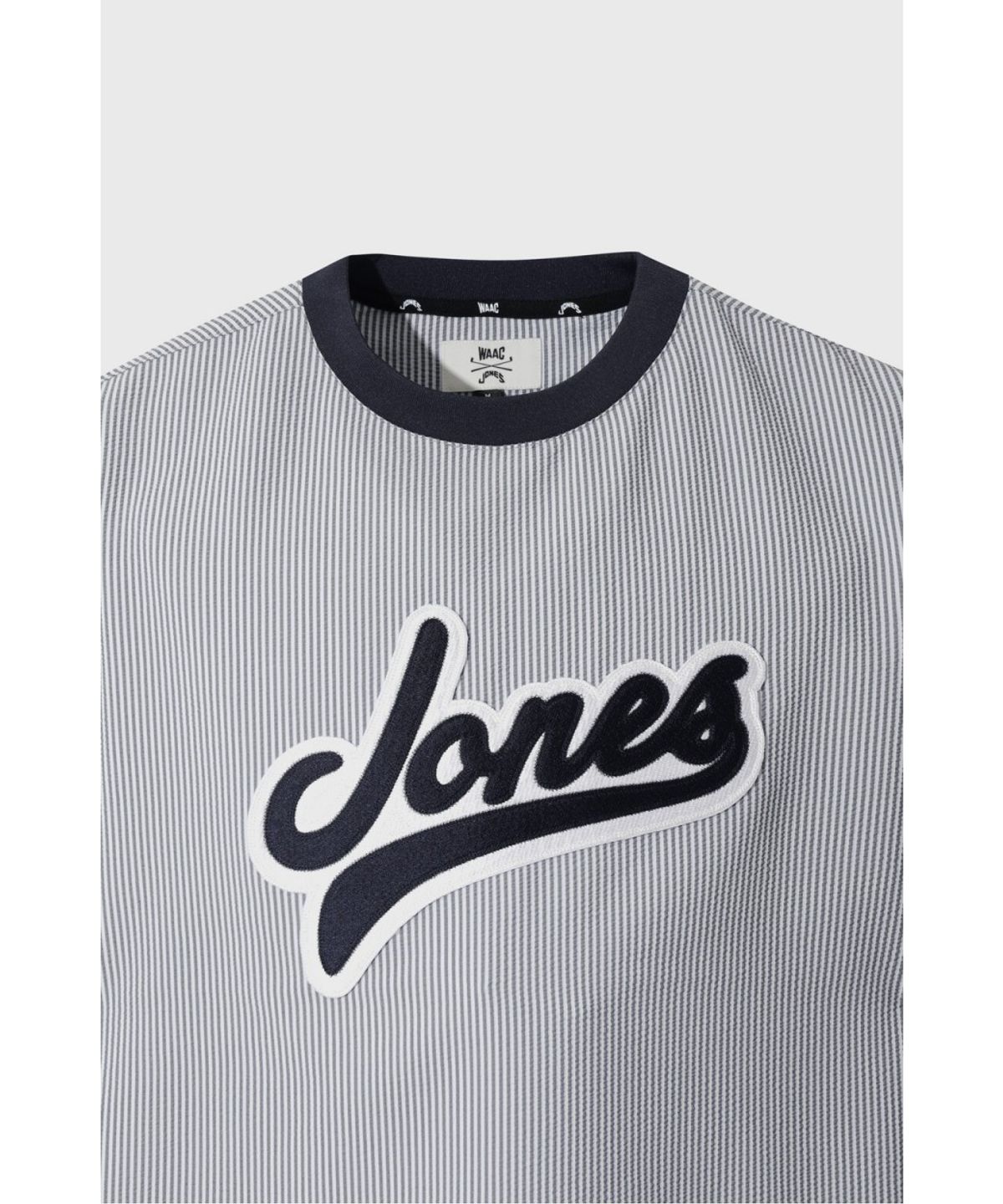 왁(WAAC) [WAAC X JONES] Men s Curved Logo Seersucker Pullover WMTCM26471NYX