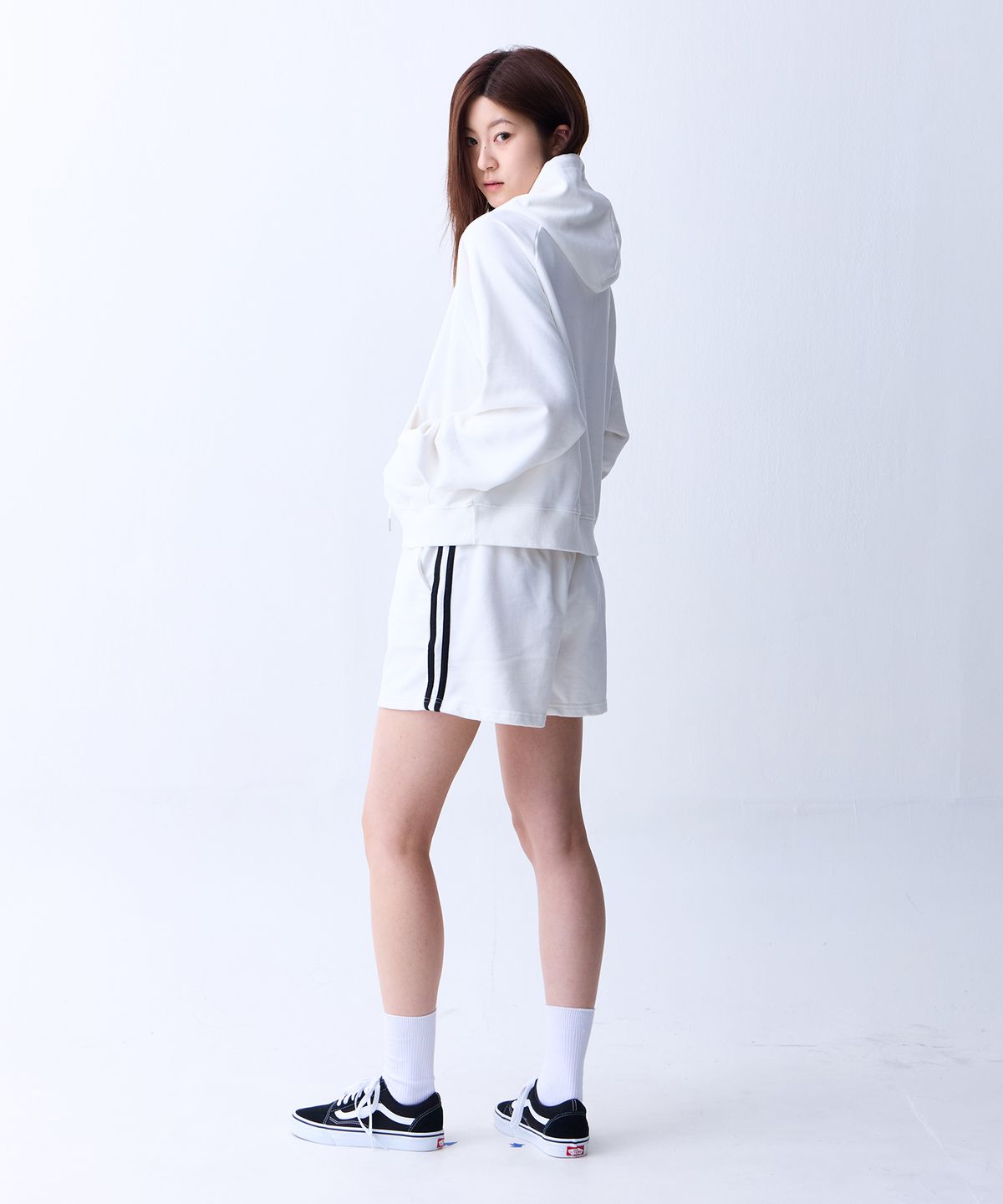 크러쉬 스타일(CRUSHST) 슬림 스트라이프 스웻 쇼츠 화이트