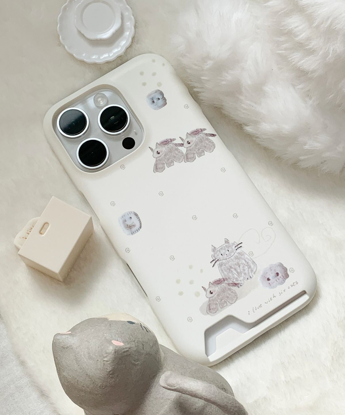 아이리브위드식스캣츠(ILIVEWITHSIXCATS) a cat’s comfort plush 무광하드/무광카드하드/맥세이프케이스
