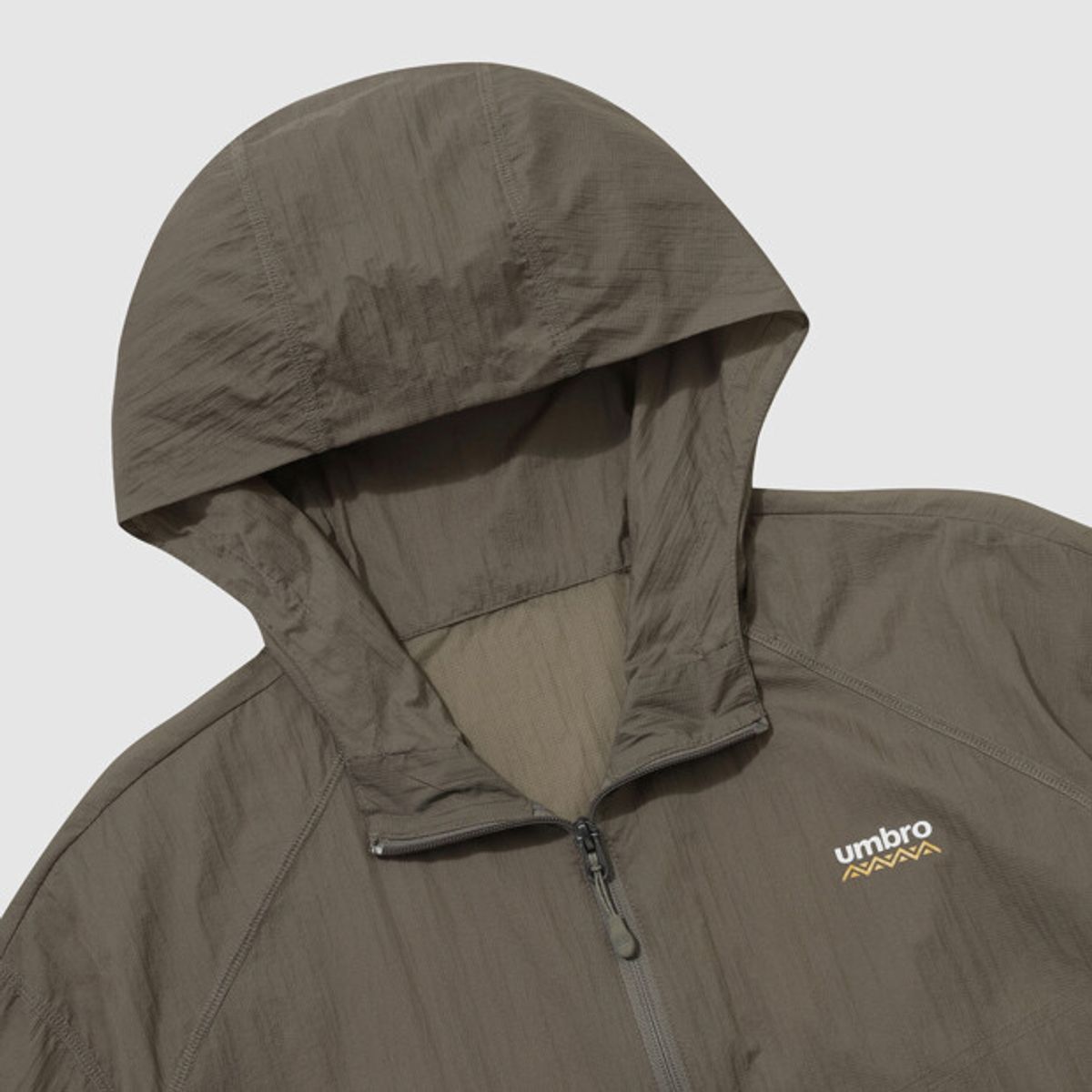 엄브로(UMBRO) 썬가드 초경량 후드 바람막이 자켓 브라운 UR221CJK43