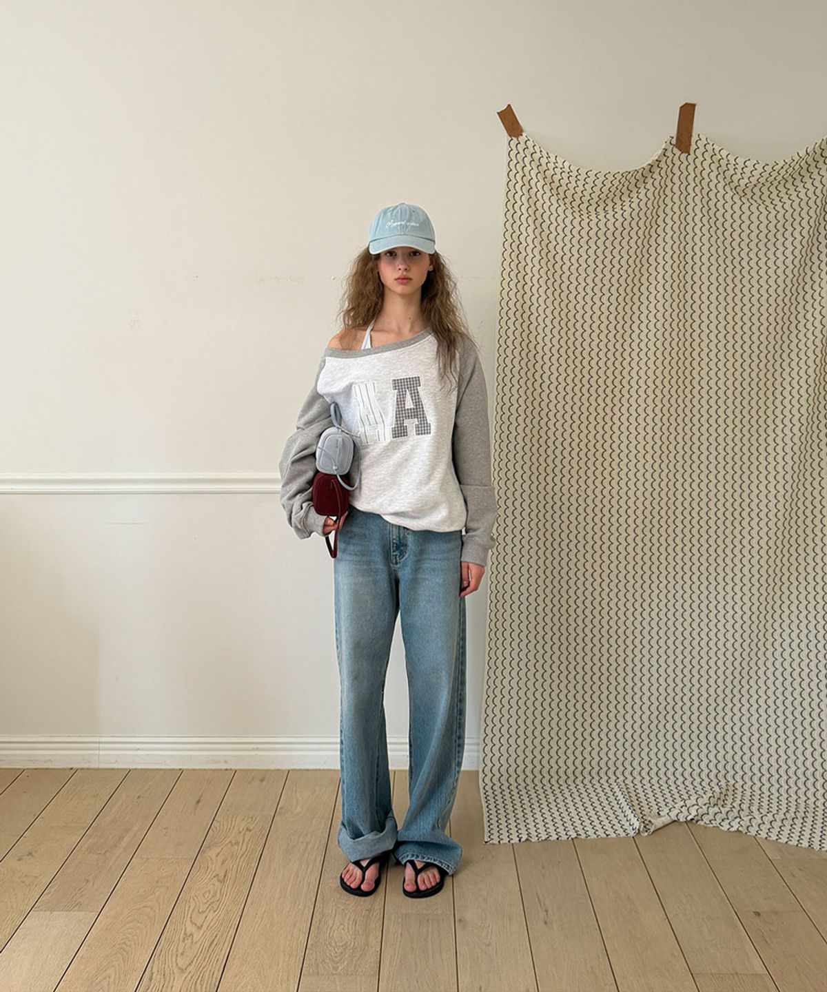 어패럴아카이브(APPAREL ARCHIVE) Fly patch off-shoulder sweatshirt - Gray