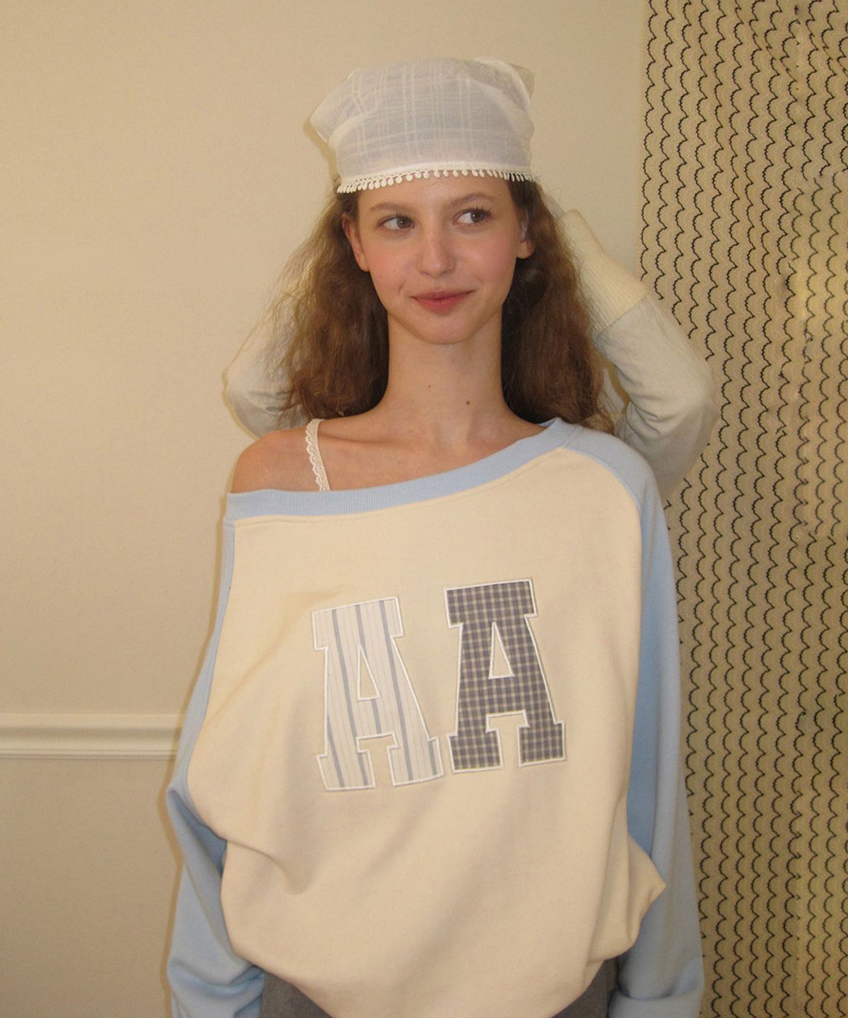 어패럴아카이브(APPAREL ARCHIVE) Fly patch off-shoulder sweatshirt - Skyblue