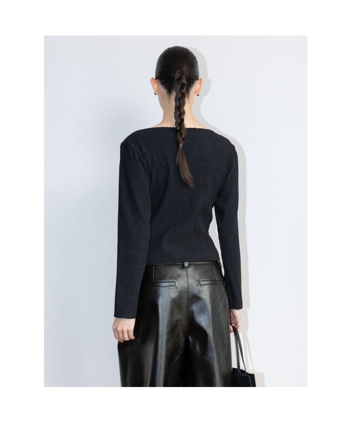 디애퍼처(THE APERTURE) Teana Pleated Cardigan  Black (TA6241A035)