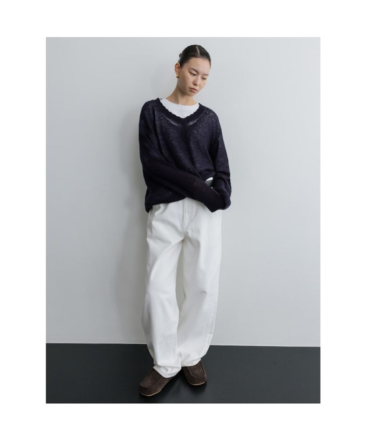 디애퍼처(THE APERTURE) Loosely V Neck Knit  Navy (TA5751A08R)